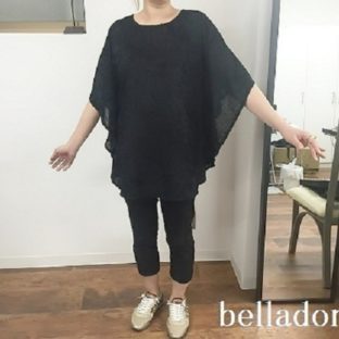 一年中着れるケープ風ブラウス