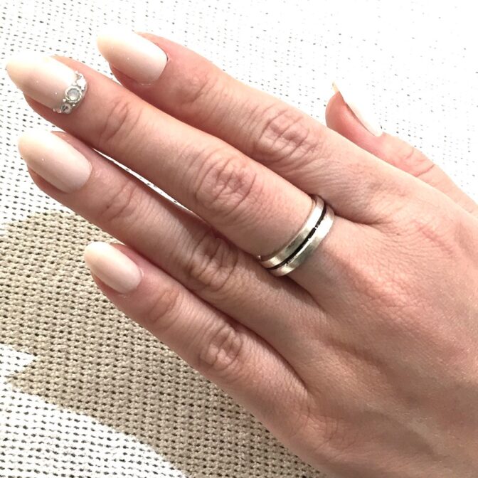 シルバー水平線平打リング手に装着した状態