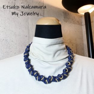 藍＆イエローのマクラメ編みネックチョーカ