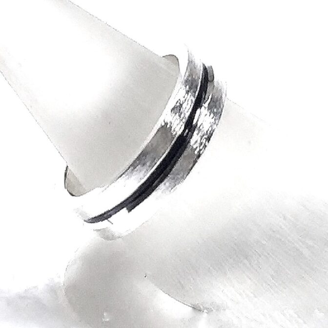 シルバー水平線平打リング横向き