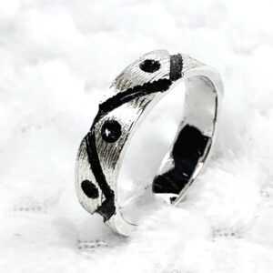 山形BW平打リング 11 | エツコナカムラ・アクセサリーブランド|舞ジュエリー シルバー山形平打リング立てかけて横向き