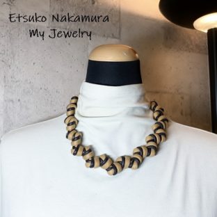 マスタード＆黒のマクラメ編みネックチョーカー