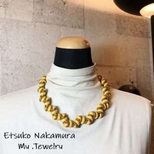 からし＆ブラウンのマクラメ編みネックチョーカー