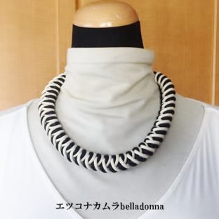 アイボリーとブラックのマクラメ編みネックチョーカー