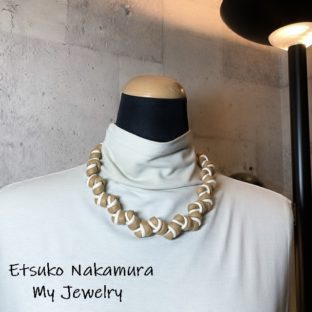 マスタード＆アイボリーのマクラメ編みネックチョーカー
