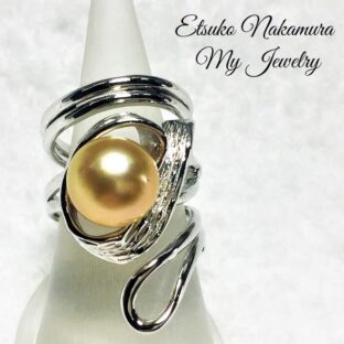 中央についたFPR38南洋バロックゴールドシルバーフリーサイズリング