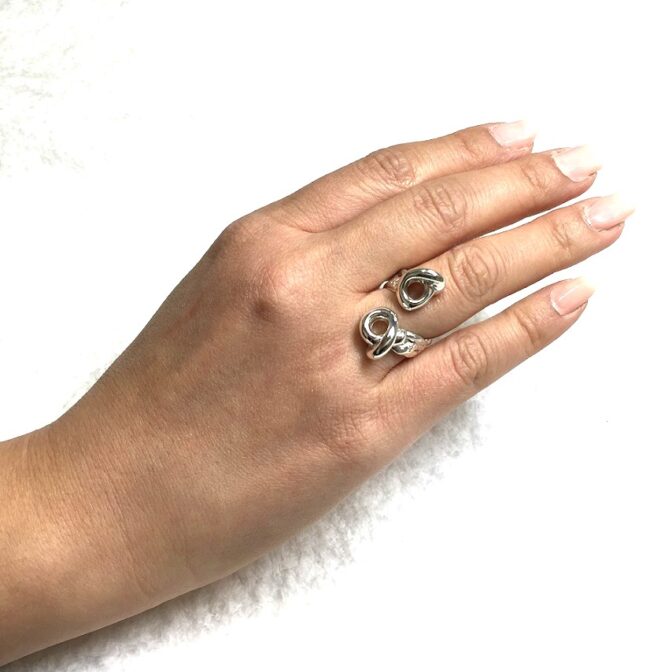 シルバーフリーサイズリングを装着した状態