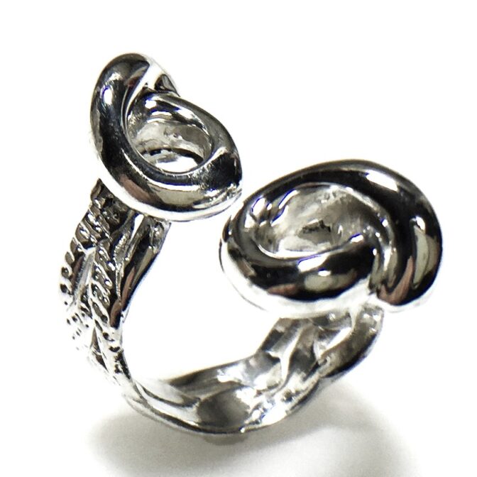 シルバーフリーサイズリング立たせ伏せた状態