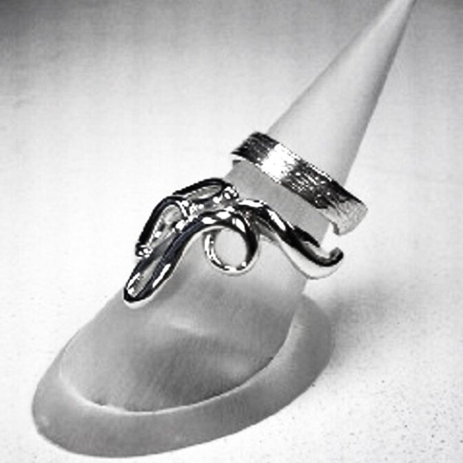 シルバーフリーサイズリング横向き画像