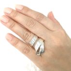 シルバーフリーサイズリング手に装着