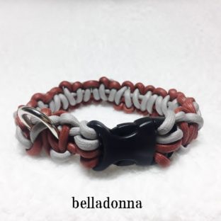 綿ロープ赤茶とライトグレーのマクラメ編みの首輪