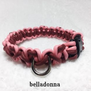 綿ロープエンジとピンクのマクラメの首輪