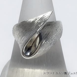上品でシックが人気 シルバーデザインリング　JE10