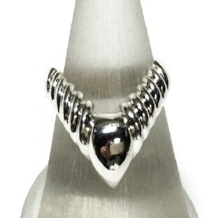 深いV字がシャープなシルバーデザインリング JE18