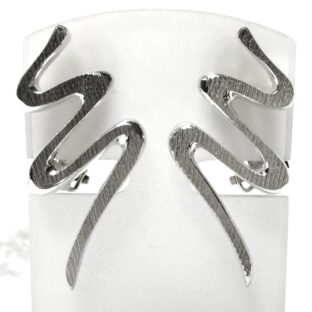 シルバーイヤリングの流れるラインがダイナミックP10