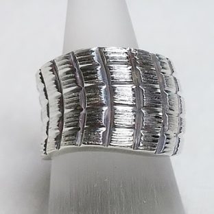 ハードフェミニンな　シルバーデザインリング R36