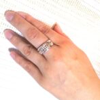 シルバーデザインリング手に装着画像