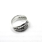 シルバーデザインリング机にのせた画像