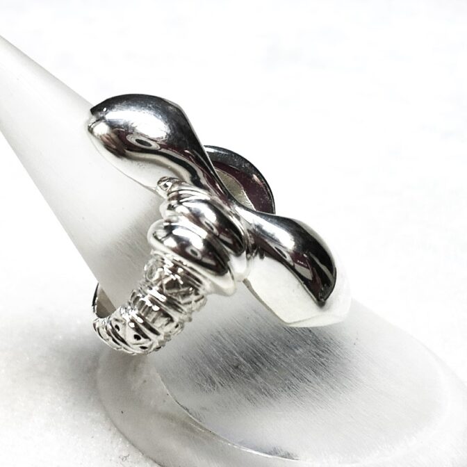 シルバーデザインリングたてに入れた横向き画像