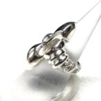 シルバーデザインリングたてに入れた横向き画像