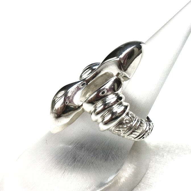 シルバーデザインリングたてに入れた横向き画像