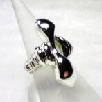 シルバーデザインリングたてに入れた横向き画像