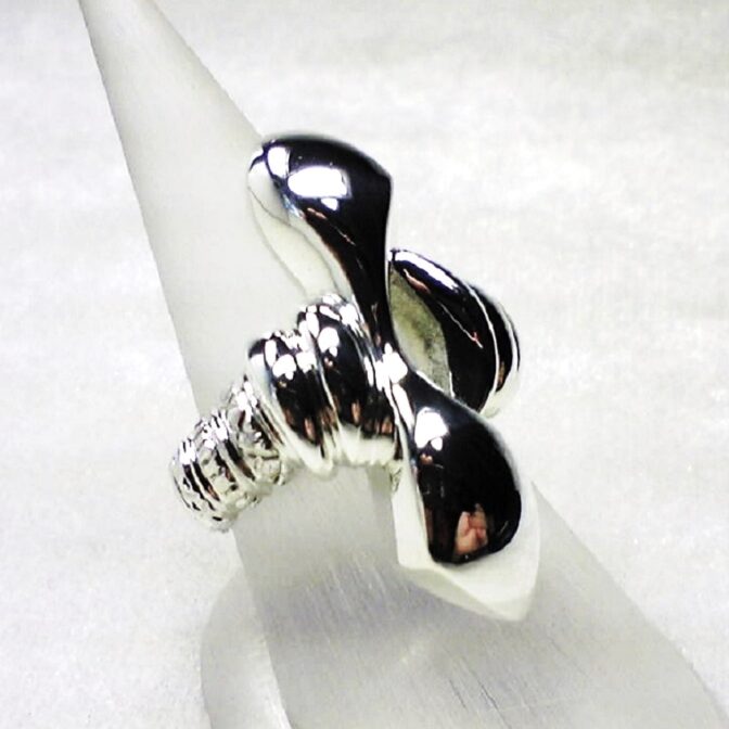 シルバーデザインリングたてに入れた横向き画像