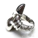 シルバーデザインリング立てかけた画像