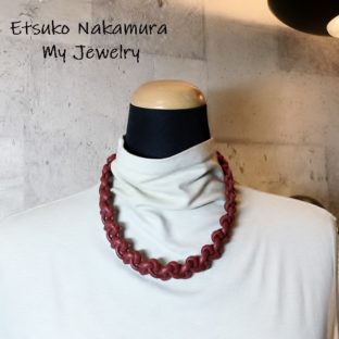 ワインカラーのマクラメ編みネックチョーカー