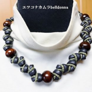 綿ロープ黒＆ナイロンのまだら柄のマクラメ編みウッドビーズ付きネックチョーカー