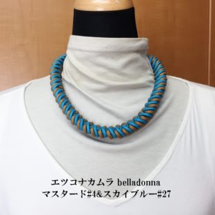 マスタードとスカイブルーのマクラメ編みのネックチョーカー