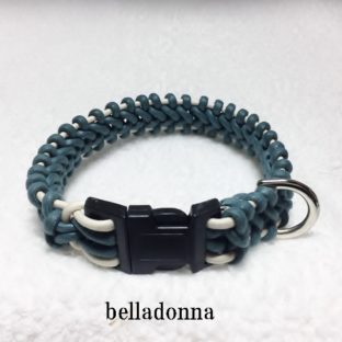 綿ロープアイボリーとモスグリーンのマクラメ編みの首輪