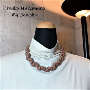 モカ＆赤のマクラメ編みネックチョーカー