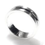 シルバー水平線平打リング立てかけた横向き