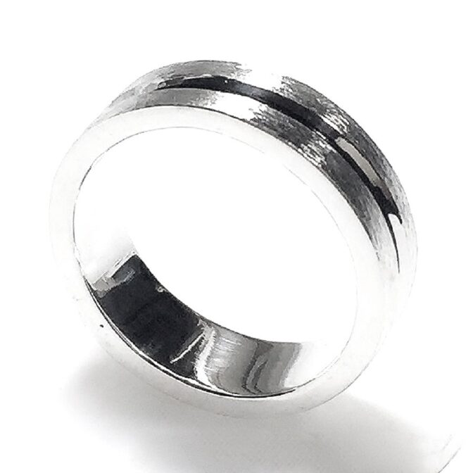 シルバー水平線平打リング立てかけた横向き