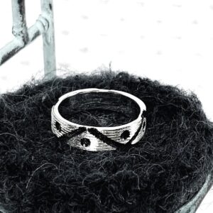 山形BW平打リング 8 | エツコナカムラ・アクセサリーブランド|舞ジュエリー シルバー山形平打リング寝かせた状態
