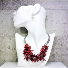 個性的なジュエリーは気がひける?