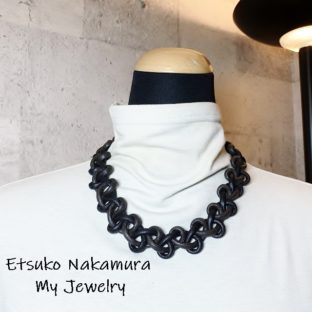 黒＆こげ茶のマクラメ編みネックチョーカー