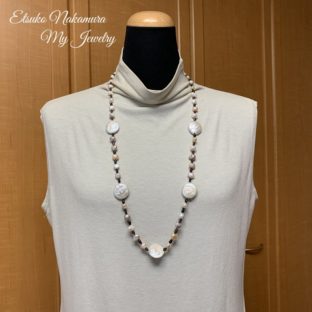 平たい淡水パールのロングネックレス