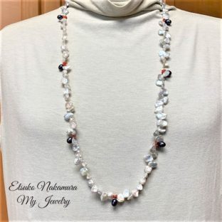 花びらのような淡水パールロングネックレス