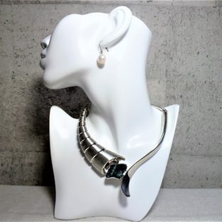 大人だからこなせる、チョーカー