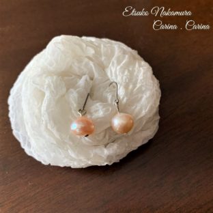 淡いピンクの淡水パールピアス