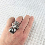 シルバーフリーサイズパールリングを手に装着した状態