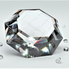 [引き立て役の小粒ダイヤ]メレダイヤがあなたを輝かせる時代！