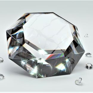 [引き立て役の小粒ダイヤ]メレダイヤがあなたを輝かせる時代！