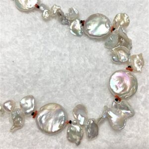 [お手頃価格の淡水パール] 白蝶、黒蝶より淡水パールの形がユニーク！