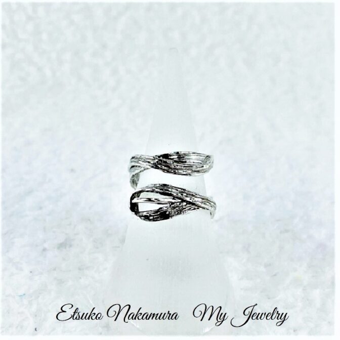 シルバーフリーサイズリング控えめな膨らみとデザインFR75