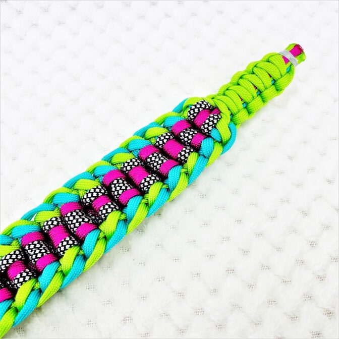 [公式]パラコードマクラメ編み＃136No166 ライトグリーン、オーキッドブルー、ローズ、白黒ダイヤ柄の中型・大型犬首