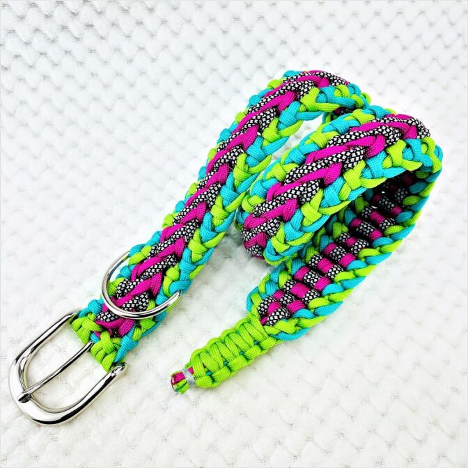 [公式]パラコードマクラメ編み＃136No166 ライトグリーン、オーキッドブルー、ローズ、白黒ダイヤ柄の中型・大型犬首