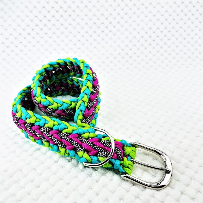 [公式]パラコードマクラメ編み＃136No166 ライトグリーン、オーキッドブルー、ローズ、白黒ダイヤ柄の中型・大型犬首